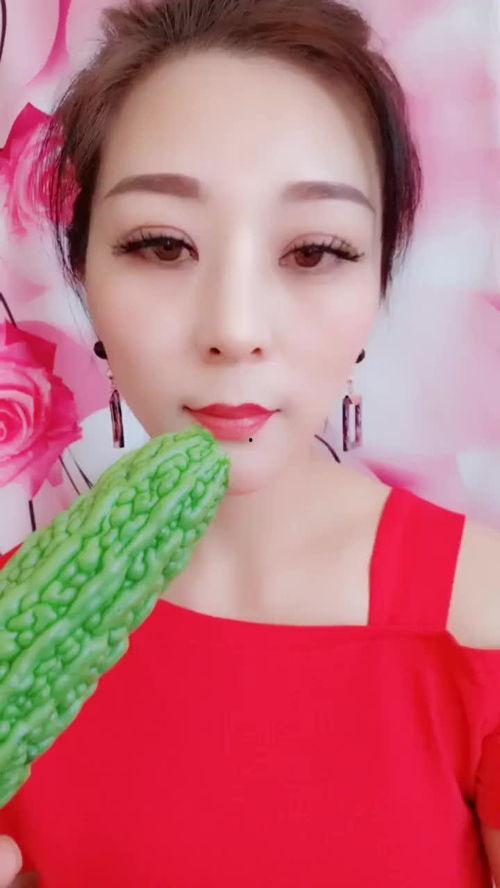 美女吃凉瓜视频,美女品尝凉瓜，美味与养颜两不误