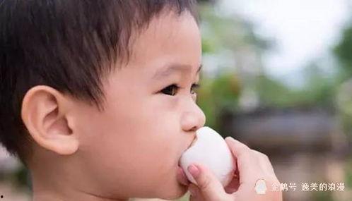 一个小呆瓜吃鸡蛋的视频,趣味横生萌态十足