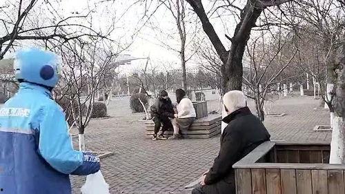 外卖小哥和大爷吃瓜视频,温馨互动传递人间真情