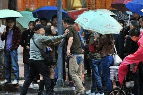 信阳吃瓜群众事件视频曝光,网络曝光引发社会关注