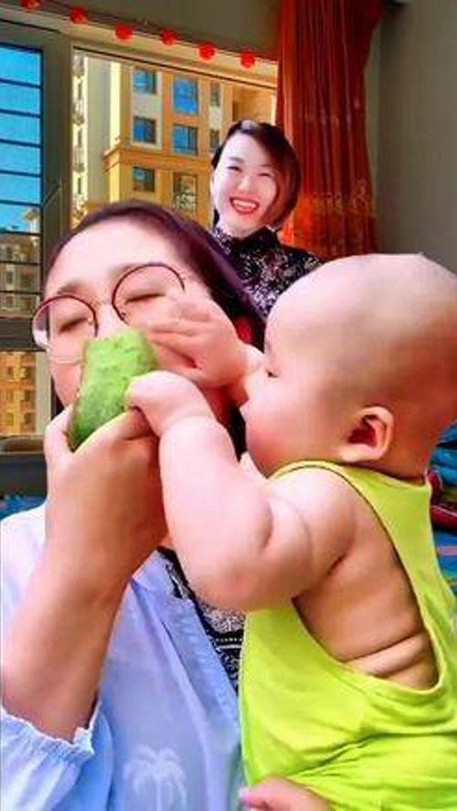 萌娃赏雨吃瓜视频大全集