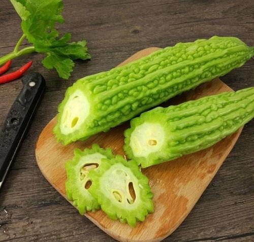 无牙哥吃酸辣瓜条视频,酸爽刺激味蕾大满足！